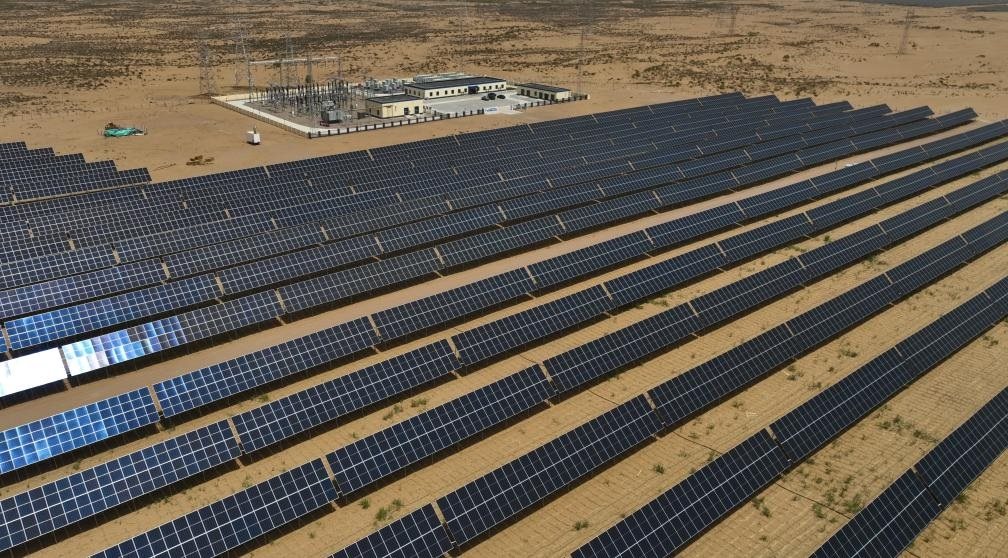 這是2024年5月16日拍攝的內(nèi)蒙古巴彥淖爾市磴口縣烏蘭布和沙漠光伏基地。新華社記者李云平攝