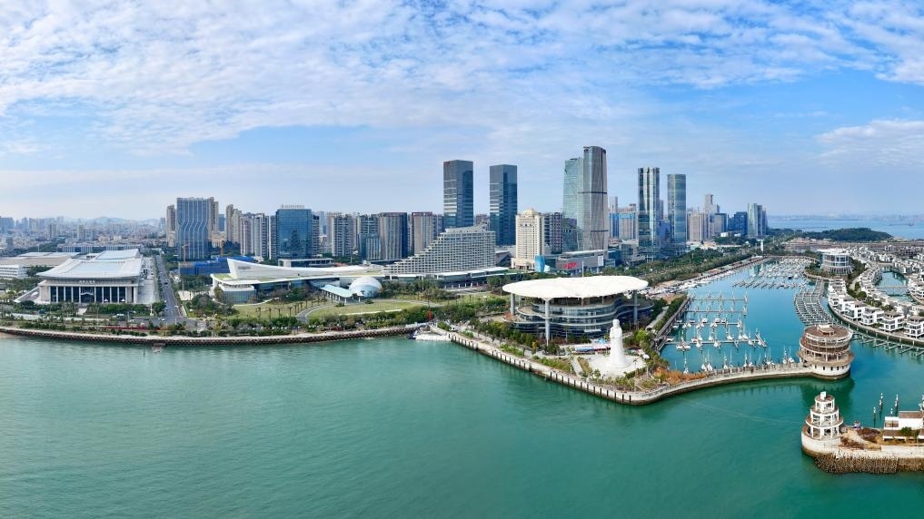 2024年1月24日拍攝的廈門國際會(huì)議中心、環(huán)島路一帶濱海城市景觀。新華社記者姜克紅攝