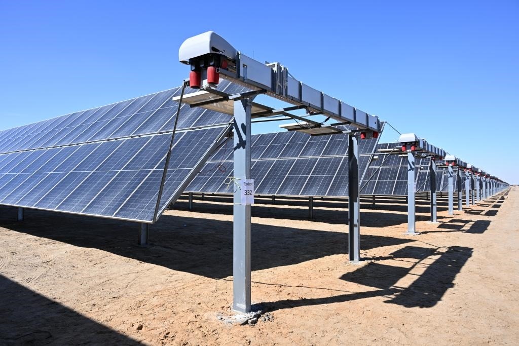 這是2023年3月18日在位于阿聯(lián)酋阿布扎比南部的艾爾達(dá)芙拉光伏電站拍攝的光伏板。新華社發(fā)（中國機(jī)械設(shè)備工程股份有限公司阿布扎比分公司供圖）