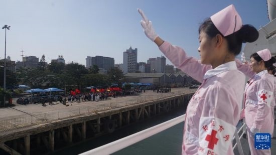 當(dāng)?shù)貢r(shí)間8月16日上午10時(shí)許，執(zhí)行“和諧使命-2024”任務(wù)的中國(guó)海軍“和平方舟”號(hào)醫(yī)院船圓滿(mǎn)結(jié)束對(duì)莫桑比克的訪(fǎng)問(wèn)，駛離馬普托港，前往本次任務(wù)第五站南非。新華社發(fā)（曹春耀 攝）