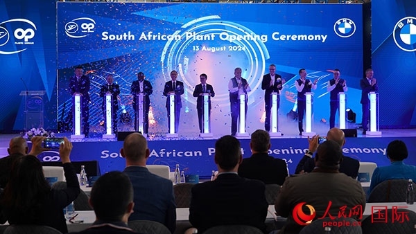 嘉賓點(diǎn)亮燈柱。人民網(wǎng) 張茜攝