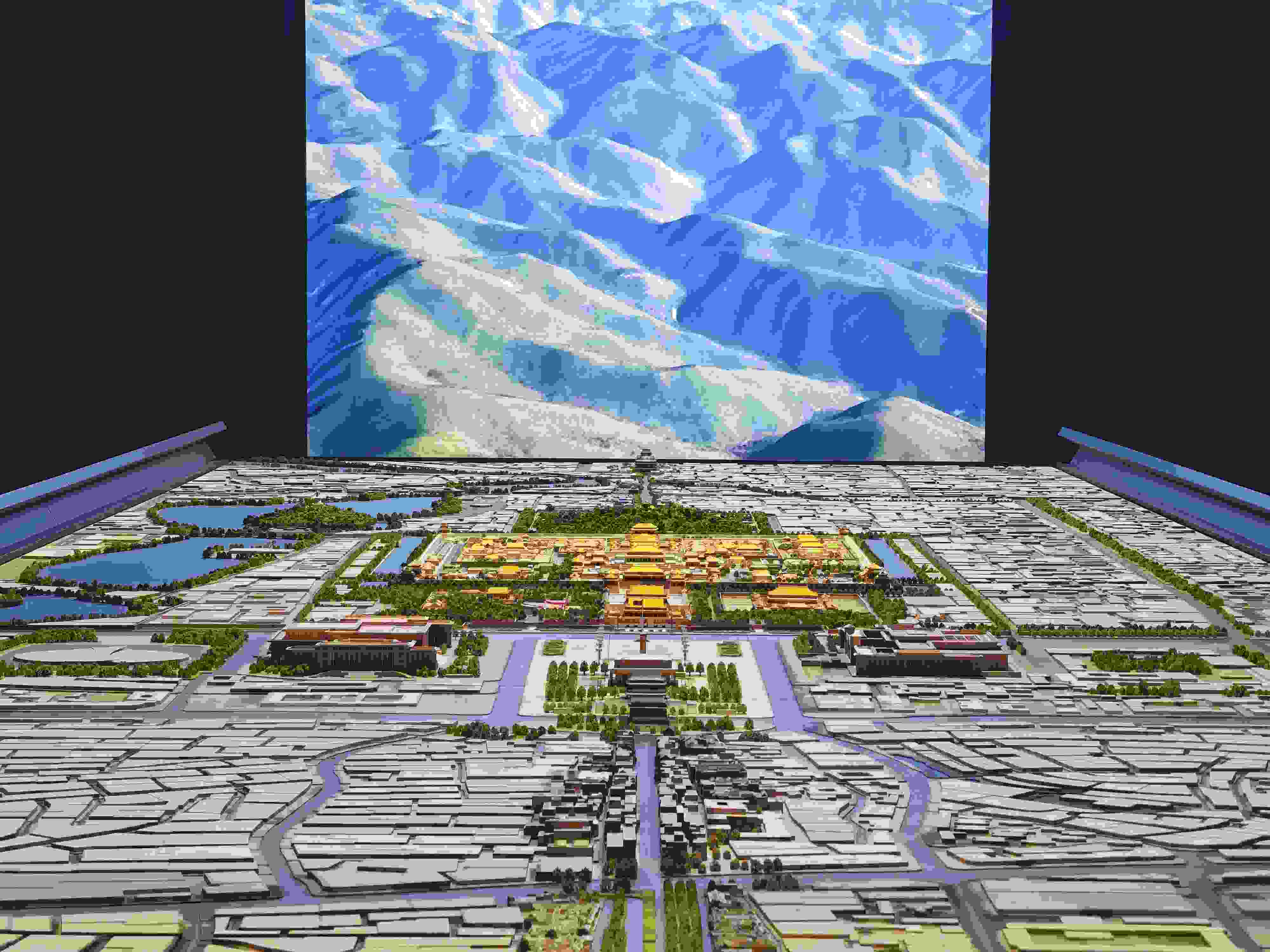 2023年3月，北京首都博物館精心制作的16米長(zhǎng)中軸線沙盤(pán)，配以立體投影技術(shù)，展現(xiàn)了北京中軸線之壯美。