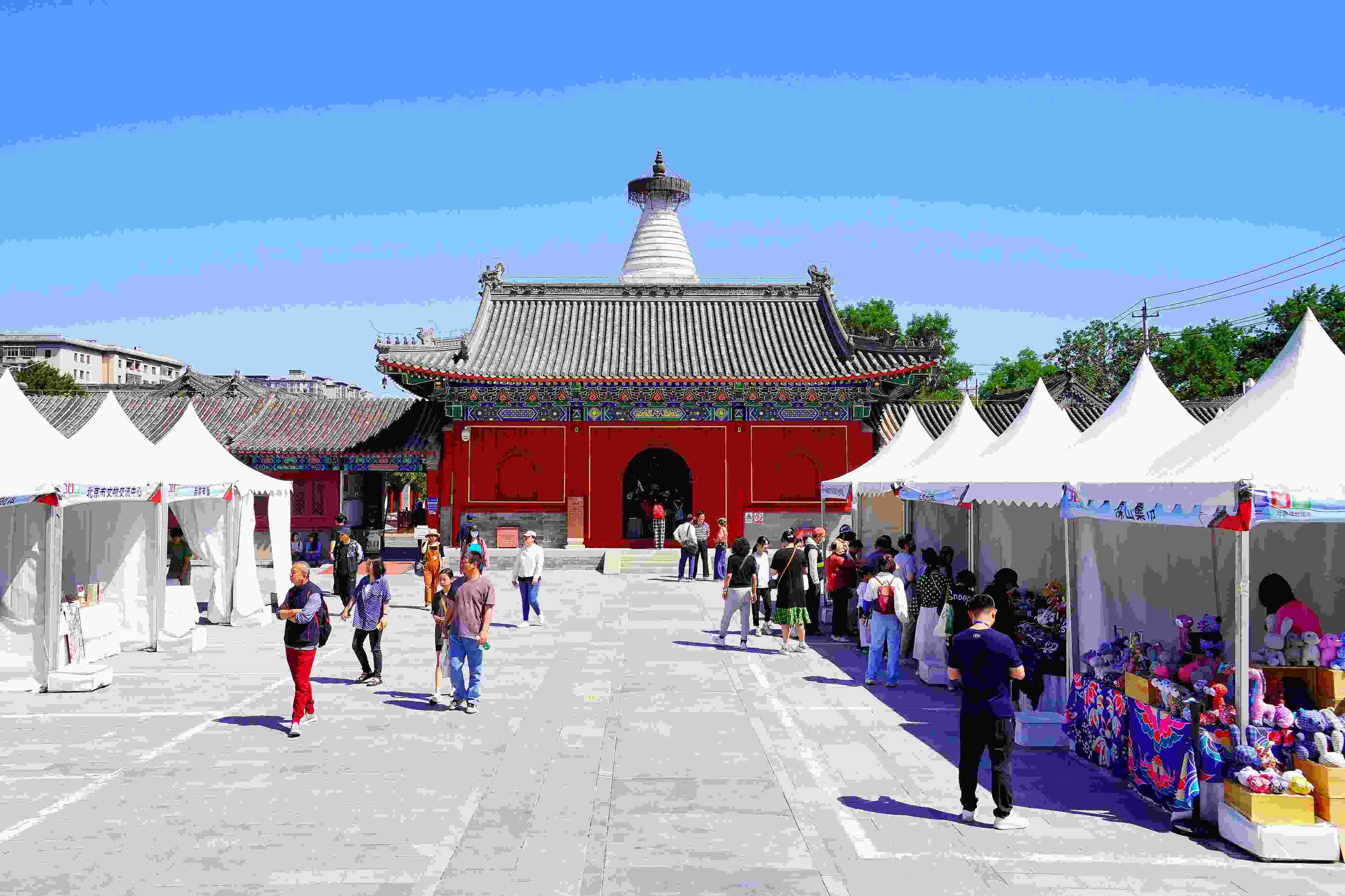 2024年5月，“北京白塔文化市集”在已有700余年歷史的妙應(yīng)寺白塔下舉行。