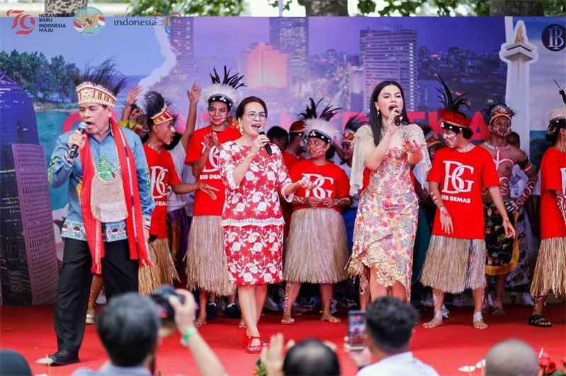 大使夫婦與演員一起共唱《明天會更好》。