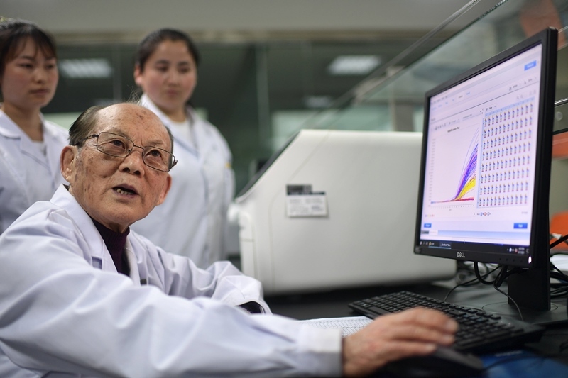 2021年6月17日，吳天一（前）在青海西寧的實驗室內(nèi)和學(xué)生討論。