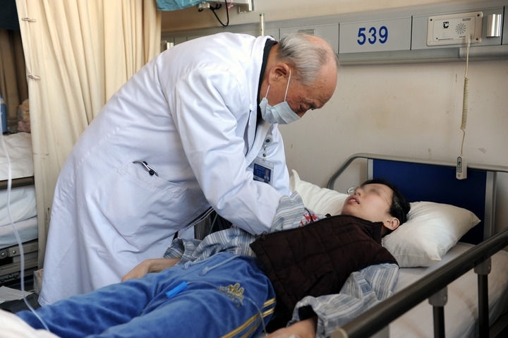 瑞金醫(yī)院終身教授王振義在上海瑞金醫(yī)院為病人看?。ㄙY料照片）。 新華社發(fā)