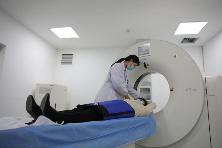 2023年3月2日，安徽省合肥市包河區(qū)煙墩街道社區(qū)衛(wèi)生服務(wù)中心的醫(yī)護人員為患者進行CT檢查。 新華社記者 曹力 攝