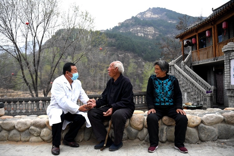 2020年4月15日，在河北阜平縣龍泉關(guān)鎮(zhèn)駱駝灣村，村醫(yī)霍建國為村民把脈。