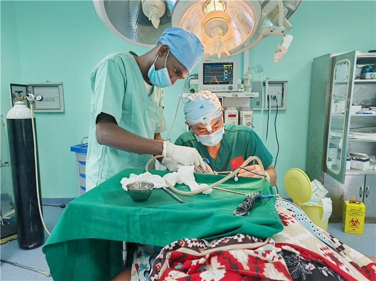 李廣醫(yī)生與當(dāng)?shù)蒯t(yī)生在做手術(shù)中。中國援桑醫(yī)療隊供圖