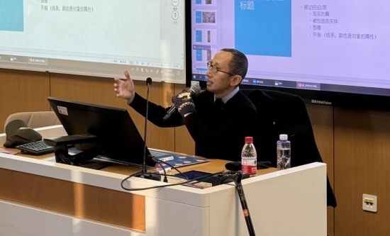 從去年秋天起，還在治療中的朱銳就堅持給本科生開課。（受訪者供圖）