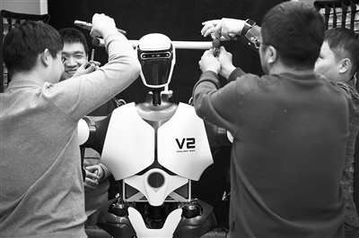 科研人員在調(diào)試機器人。新華社記者 金立旺攝