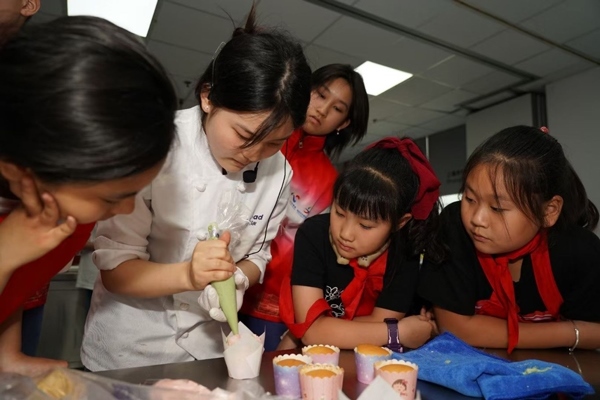 一日營首發(fā)團探訪技能大師工作室并現(xiàn)場開展實踐體驗活動。徐匯區(qū)總工會供圖