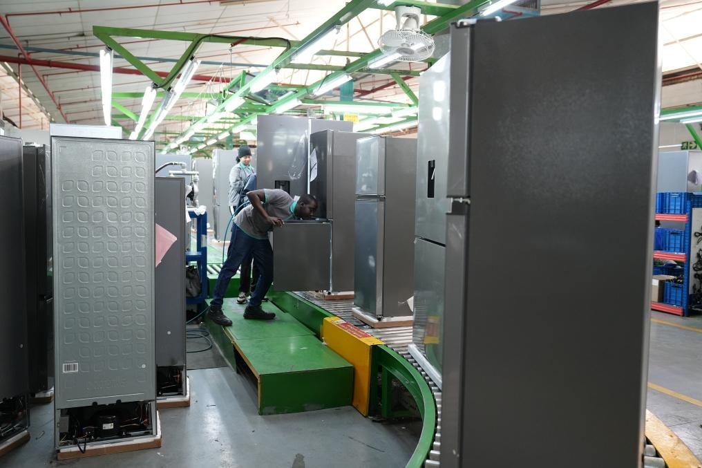 8月14日，在南非開普敦，當?shù)貑T工在海信南非工業(yè)園的冰箱生產(chǎn)線上工作。新華社記者王雷攝