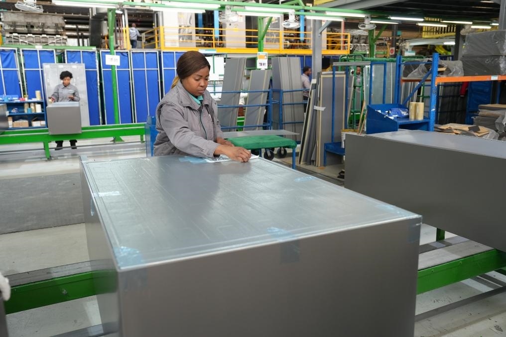 8月14日，在南非開普敦，當?shù)貑T工在海信南非工業(yè)園的冰箱生產(chǎn)線上工作。新華社記者王雷攝