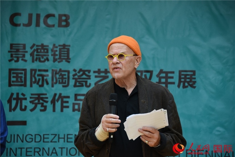 瑞典藝術(shù)家托比恩·卡爾斯博致辭。人民網(wǎng)記者 殷淼攝