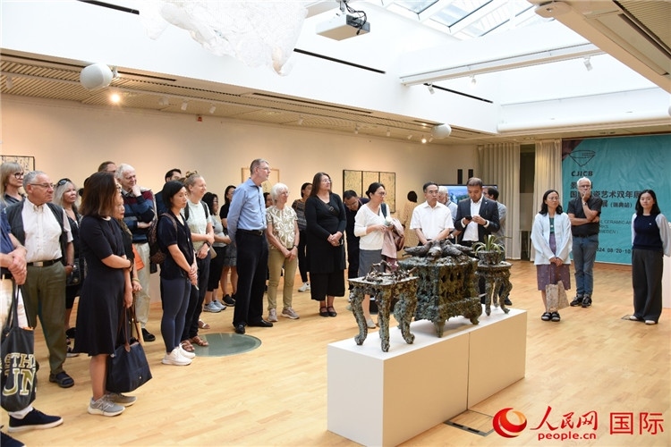 來賓參觀展覽作品。人民網(wǎng)記者 殷淼攝