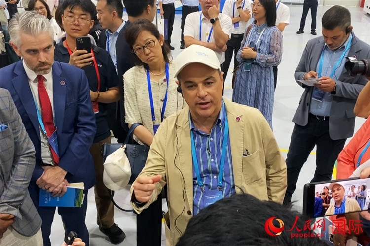 阿根廷駐華大使馬致遠與億華通動力科技有限公司總經理于民討論關切問題。人民網 宋歌攝