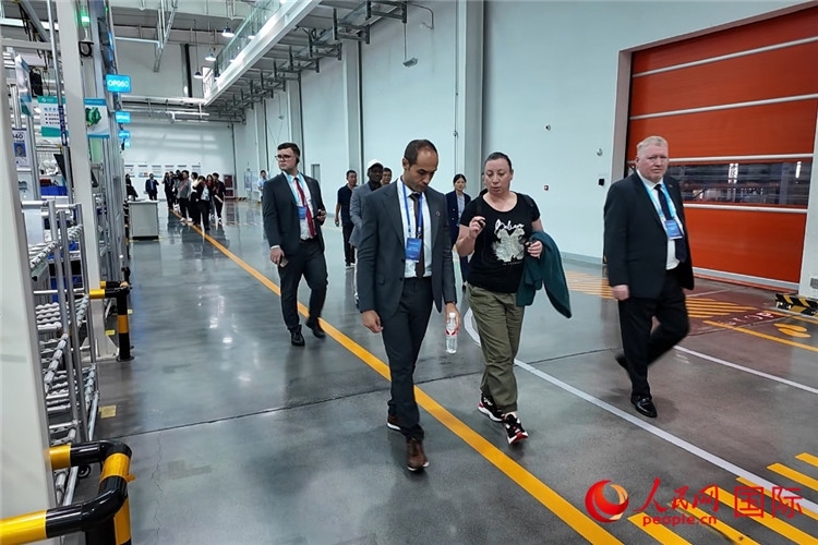 駐華外交官和國際組織駐華代表參觀億華通動力科技有限公司生產車間。人民網記者 方童攝