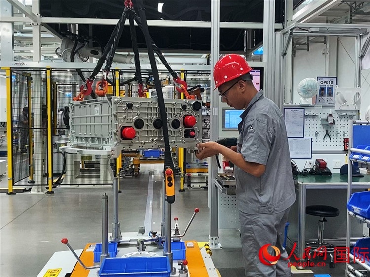 技術人員進行系統(tǒng)化測試。人民網記者 于洋攝