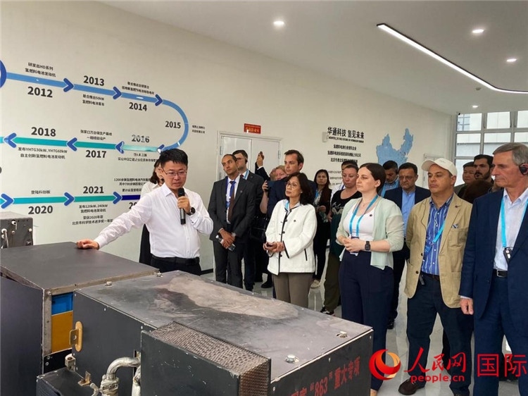 于民向駐華外交官和國際組織駐華代表介紹企業(yè)發(fā)展情況。人民網 宋歌攝