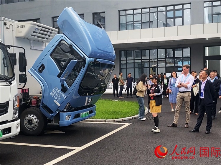 于民向駐華外交官和國際組織駐華代表介紹燃料電池車型。人民網記者 于洋攝