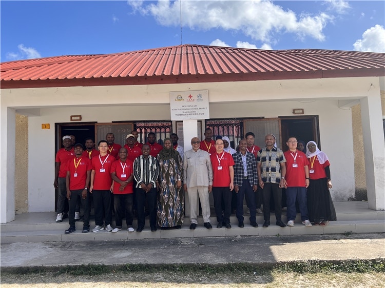 坦桑尼亞桑給巴爾衛(wèi)生部部長馬茲伊與中方專家組及非方工作人員合影。專家組供圖