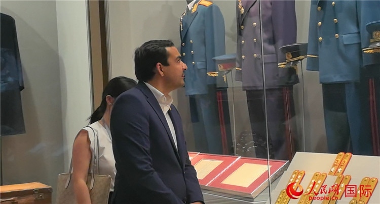 毛里求斯民議會議長阿德里安·夏爾·杜瓦爾參觀中國共產(chǎn)黨歷史展覽館。人民網(wǎng) 鐘文興攝