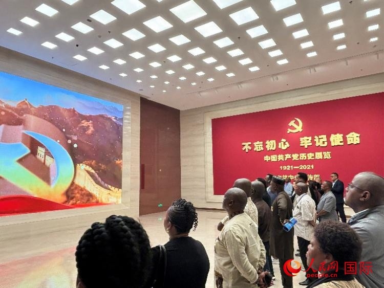 代表團參觀“不忘初心 牢記使命”中國共產(chǎn)黨歷史展覽。人民網(wǎng) 曹欣悅攝