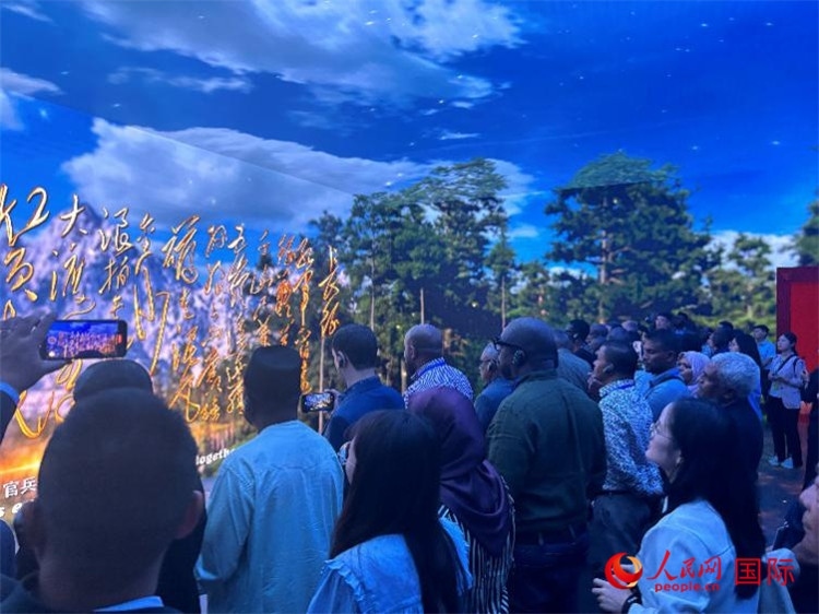 代表團在全景影院中感受長征場景。人民網(wǎng) 曹欣悅攝