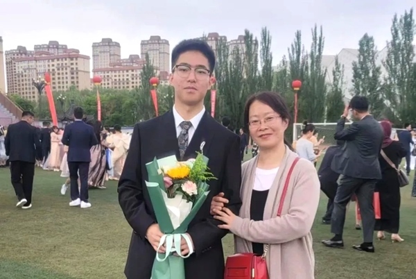 劉傲寒和媽媽合影。北航供圖