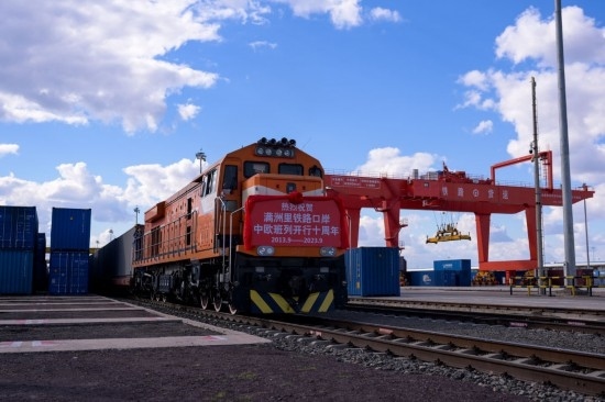 2023年9月20日，一列中歐班列行駛在內(nèi)蒙古滿洲里站貨運車間集裝箱場。作為我國向北開放的“橋頭堡”、中歐班列“東通道”的重要口岸，滿洲里鐵路口岸不斷加大中歐班列通道能力建設(shè)，進(jìn)一步提升運輸效率和品質(zhì)