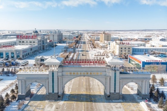 這是2024年1月31日拍攝的中國（黑龍江）自由貿(mào)易試驗區(qū)黑河片區(qū)（無人機照片）。五年來，中國（黑龍江）自由貿(mào)易試驗區(qū)將“試驗田”種成“高產(chǎn)田”，以全省萬分之三的面積，貢獻(xiàn)了全省約五分之一的實際使用外資和七分之一的外貿(mào)進(jìn)出口，在對外合作、降低物流成本、培育特色產(chǎn)業(yè)和新業(yè)態(tài)新模式等方面深入探索，成功產(chǎn)出超過300項制度創(chuàng)新成果。