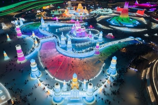 2024年1月1日，來自世界各地的游客在哈爾濱冰雪大世界園區(qū)內(nèi)游玩（無人機照片）。