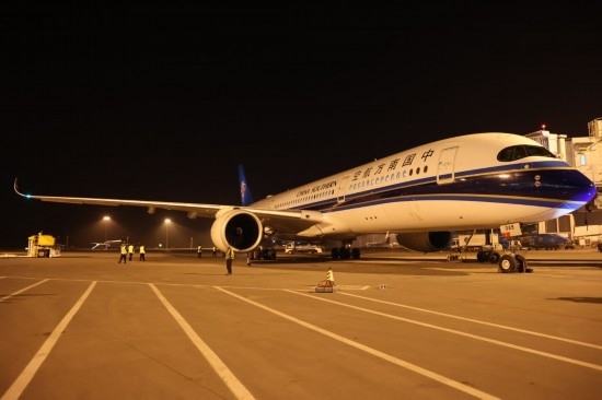 2024年4月24日晚，南航沈陽-法蘭克福CZ8021首航航班在沈陽桃仙國際機場準(zhǔn)備起飛。這是國內(nèi)航司在東北地區(qū)開通的首條直飛德國定期航線。