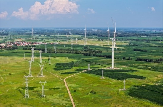 這是2024年7月19日拍攝的內(nèi)蒙古通遼238萬千瓦風(fēng)電項目（無人機照片）。此項目每年可將75億千瓦時清潔電能經(jīng)扎魯特—青州±800（千伏）直流特高壓外送通道送至山東地區(qū)消納，相當(dāng)于滿足受端地區(qū)超過300萬戶居民家庭用電需求，節(jié)約標(biāo)煤261萬噸，減少二氧化碳排放634萬噸。