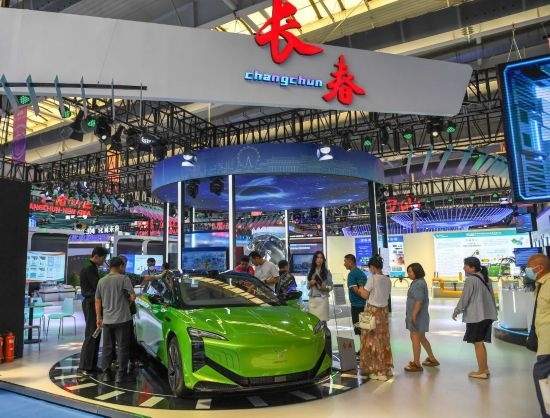 2023年8月23日，人們在第十四屆中國—東北亞博覽會上參觀一汽紅旗新能源車型。