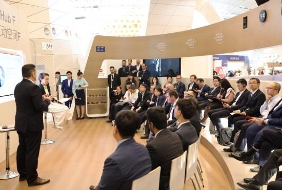 2024年6月26日，嘉賓在第十五屆夏季達(dá)沃斯論壇主會場——遼寧大連國際會議中心參與互動討論。