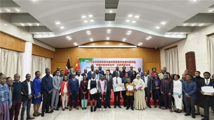 與會(huì)嘉賓和留學(xué)生們合影留念。中國(guó)駐肯尼亞大使館供圖