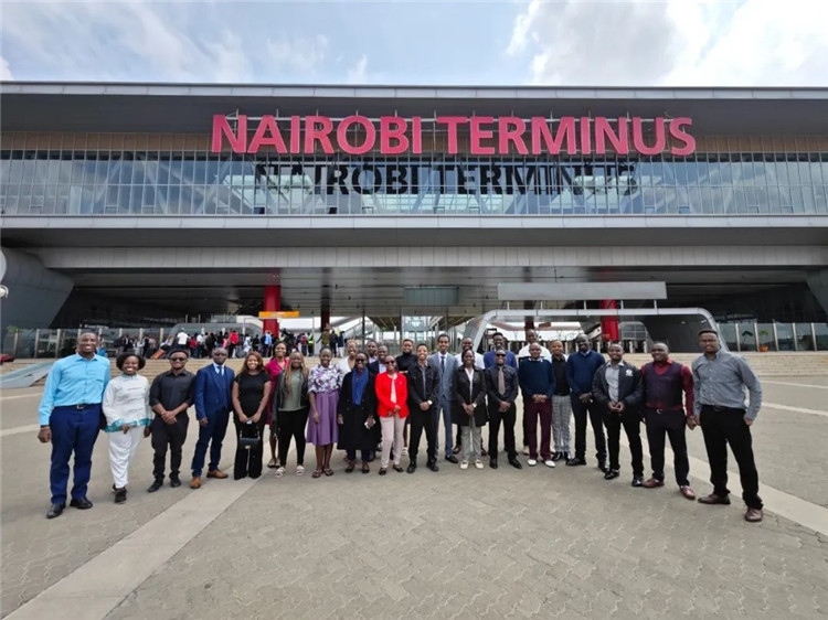 留學(xué)生們參訪(fǎng)中企承建的蒙內(nèi)鐵路。中國(guó)駐肯尼亞大使館供圖