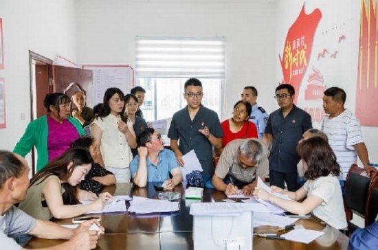 圖為2024年8月6日，重慶市奉節(jié)縣人民法院興隆人民法庭庭長費明軍（中）在做調(diào)解工作。蹇懿 攝