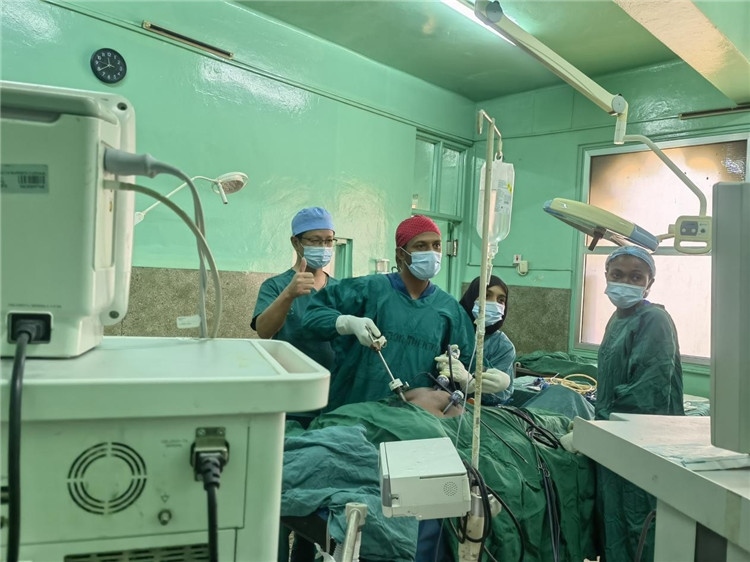 隊長蔣國慶（左一）關(guān)注當(dāng)?shù)蒯t(yī)生手術(shù)情況。中國援桑醫(yī)療隊供圖