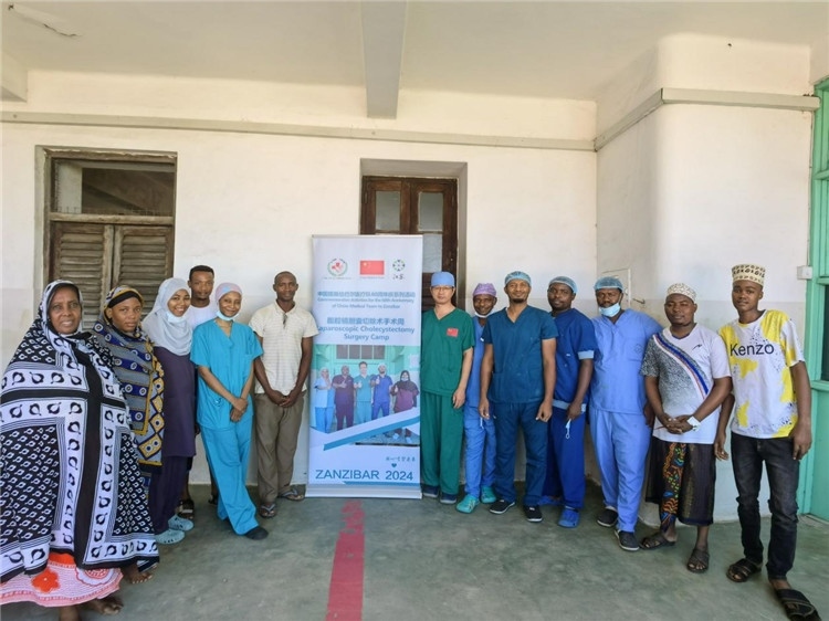 隊長蔣國慶（右七）和手術(shù)醫(yī)生、部分患者合影。中國援桑醫(yī)療隊供圖