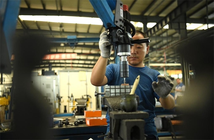 2024年7月30日，在長(zhǎng)春吉林通用機(jī)械（集團(tuán)）有限責(zé)任公司模具裝配生產(chǎn)線，鉗工在進(jìn)行攻絲操作。近年來(lái)，吉林通用機(jī)械（集團(tuán)）有限責(zé)任公司通過(guò)數(shù)字化改造、智能化升級(jí)提高生產(chǎn)效率，提升產(chǎn)業(yè)競(jìng)爭(zhēng)力，已成為全球鋁加工汽車(chē)輕量化零部件知名供應(yīng)商，為奧迪、大眾、寶馬、奔馳、保時(shí)捷等多家品牌主機(jī)廠供應(yīng)零件。新華社記者柳文惠攝