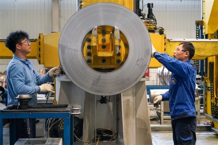 2023年3月16日，工人在位于太倉(cāng)市高新區(qū)的威爾斯新材料（太倉(cāng)）有限公司生產(chǎn)車(chē)間內(nèi)進(jìn)行加工作業(yè)。新華社記者李博攝