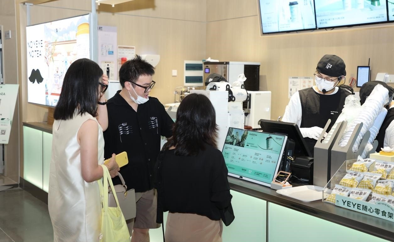 “爺爺不泡茶”奶茶品牌店。人民網(wǎng) 王戰(zhàn)雄攝