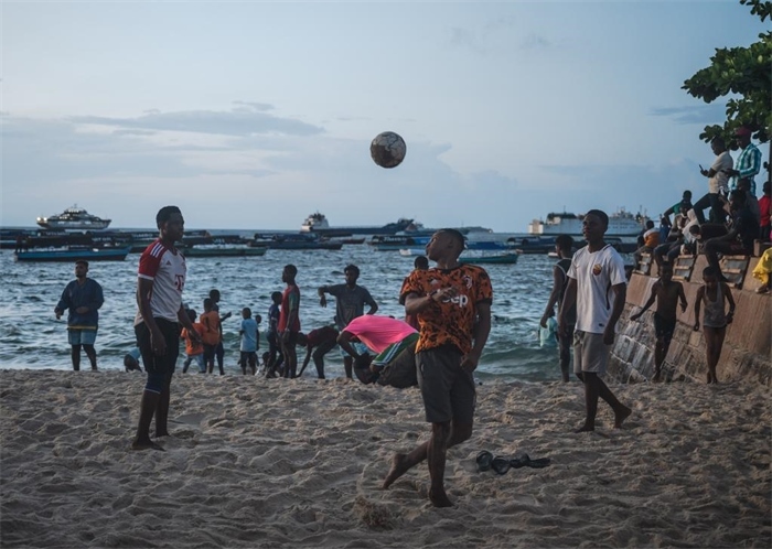 2023年12月31日，人們?cè)谔股Ｄ醽喩＝o巴爾島海濱踢球。新華社記者王冠森攝