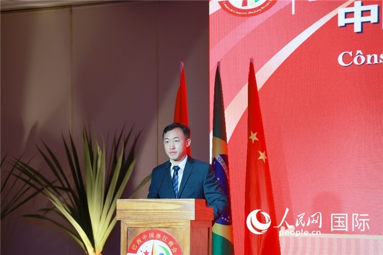 中國駐里約熱內(nèi)盧代總領(lǐng)事王海濤在典禮中致辭。人民網(wǎng)記者 陳海琪攝