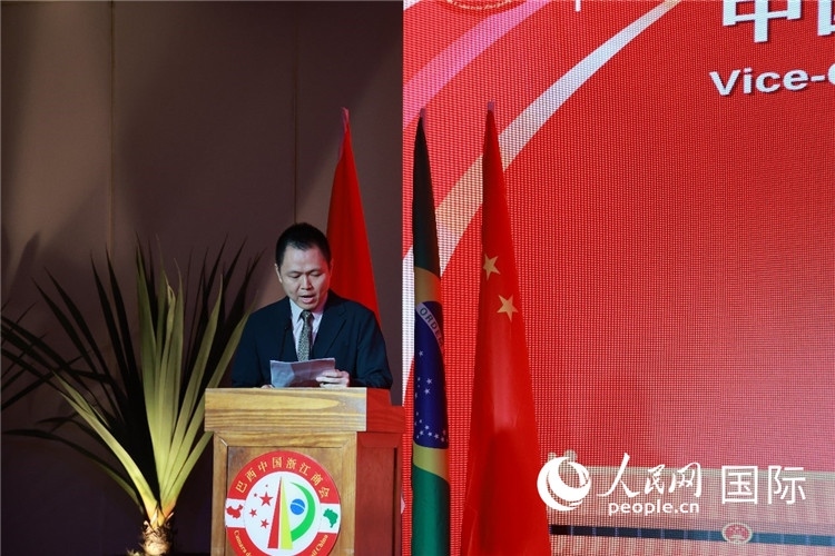 中國駐里約總領(lǐng)館副總領(lǐng)事王尉育宣讀賀電。人民網(wǎng)記者 陳海琪攝