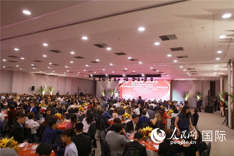 當(dāng)?shù)貢r(shí)間8月24日晚，巴西中國浙江商會第六屆理監(jiān)事會就職典禮在里約熱內(nèi)盧舉行。圖為就職典禮現(xiàn)場。人民網(wǎng)記者 陳海琪攝