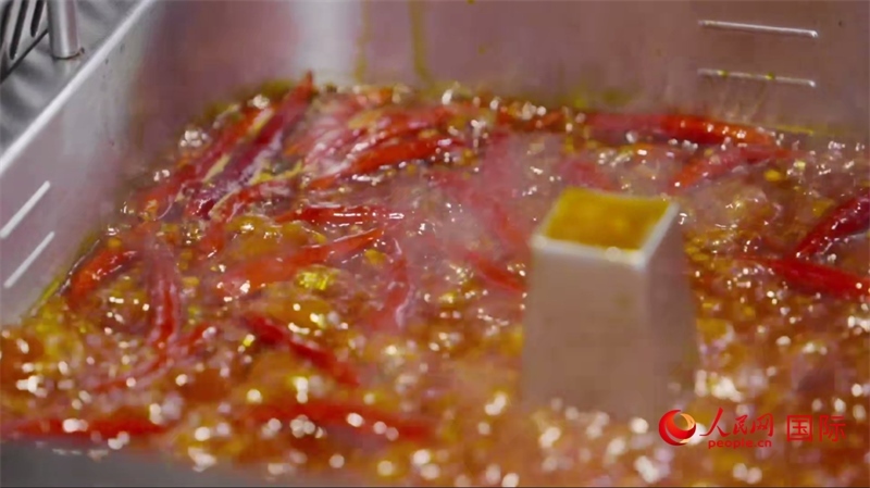 成都麻辣火鍋。人民網(wǎng)記者 張榮攝